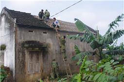 Giúp nhân dân trên địa bàn đóng quân khắc phục hậu quả giông lốc